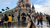 Roro Ayu Maulida pernah menghabiskan liburannya ke Disneyland Paris. Dengan balutan outer berwarna coklat, bandana dan syal biru, Ayu terlihat cantik. (Ayu Maulida/Instagram)
