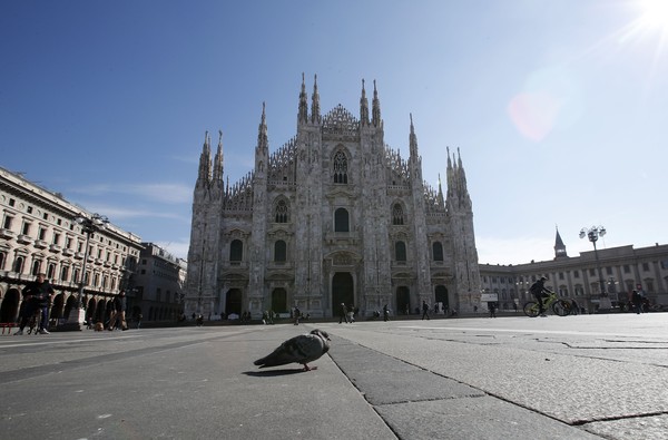 Penurunan jumlah pengunjung juga terlihat dari suasana di depan Katedral Duomo di kawasan Milan, Italia. Kawasan Katedral Duomo yang jadi landmark populer di Italia itu mulai mengalami penurunan pengunjung. AP Photo/Antonio Calanni. Penurunan jumlah pengunjung juga terlihat dari suasana di depan Katedral Duomo di kawasan Milan, Italia. Kawasan Katedral Duomo yang jadi landmark populer di Italia itu mulai mengalami penurunan pengunjung. AP Photo/Antonio Calanni.