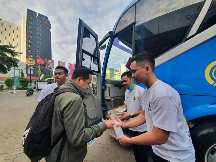 Penumpang bus TransJabodetabek di Bekasi mendapatkan masker gratis dan disediakan hand sanitizer. Kegiatan tersebut dalam rangka pencegahan penyebaran virus covid-19.