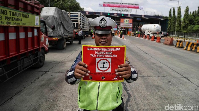 Dalam rangka menciptakan jalan Indonesia bebas truk Over Dimension Over Load (ODOL) Kemenhub melakukan pembatasan jalur yang tegas untuk truk obesitas. Pembatasan truk ODOL diberlakukan mulai hari ini, Senin (9/3/2020) dari tol Tanjung Priok (Jakarta) sampai Bandung.