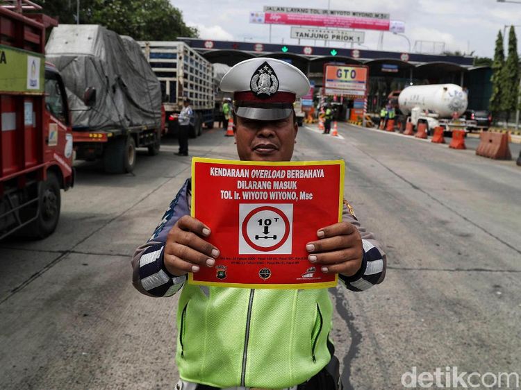 Mulai Hari Ini Truk Gendut Dilarang Lewat Tol Jakarta-Bandung