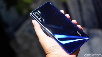 Ini Oppo Reno3 varian hitam. Foto: Adi Fida Rahman/detikINET