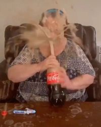 Eksperimen Campur Minuman Soda dan Permen, Nenek Ini Kena Semburannya!
