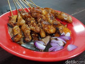 Bikin Ngiler! Ini Sate Kambing Muda Barongan Surabaya