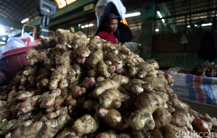 Harga Jahe di Pasar Kramat Jati Tembus Rp 70 Ribu Jahe merupakan rempah-rempah yang diburu warga untuk menangkal virus corona. Kepopulerannya membuat harga jahe melambung hingga Rp 70 ribu di Pasar Kramat Jati.
