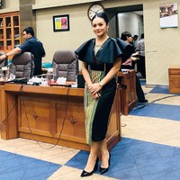 Gedung DPR RI di Senayan, Jakarta Pusat, kini menjadi kantor tempat Krisdayanti bekerja sehari-hari. Dalam salah satu rapat komisi IX, wanita 44 tahun ini tampil dengan gaun aksen peplum dari kain etnik keluaran Ikat Indonesia yang dirancang Didiet Maulana. Foto: Instagram/@krisdayantilemos