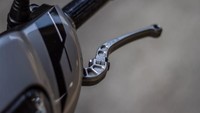 Terlihat ada perubahan pada bagian lekukan body, hanya perubahan warna yang dilabur silver dengan striping hitam. Motor ini masih terkesan stylish. Foto: 2banh.vn