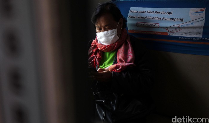 PT KAI menggelar sosialisasi pencegahan virus corona di Stasiun Pasar Senen, Jakarta. Sosialisasi digelar guna mencegah penyebaran COVID-19.