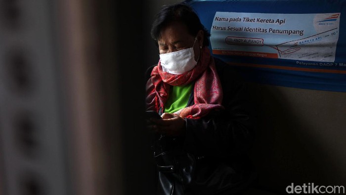 PT KAI menggelar sosialisasi pencegahan virus corona di Stasiun Pasar Senen, Jakarta. Sosialisasi digelar guna mencegah penyebaran COVID-19.