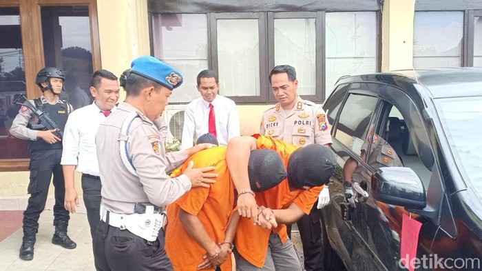 Polisi Ngawi membekuk tiga pembobol minimarket lintas provinsi. Mereka diringkus di Semarang, Jawa Tengah usai menyatroni sepuluh minimarket.