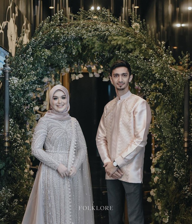 Pesinetron Vebby Palwinta akan segera menyusul mantan kekasihnya Baim Wong ke pelaminan. Pada Minggu (8/3/2020), wanita 23 tahun itu resmi dilamar oleh pria berdarah Arab bernama Razi Bawazier. Saat acara lamaran tersebut, pesona Vebby terpancar manis dan cantik.  Foto: Instagram