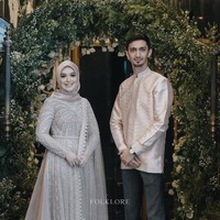 Pesinetron Vebby Palwinta akan segera menyusul mantan kekasihnya Baim Wong ke pelaminan. Pada Minggu (8/3/2020), wanita 23 tahun itu resmi dilamar oleh pria berdarah Arab bernama Razi Bawazier. Saat acara lamaran tersebut, pesona Vebby terpancar manis dan cantik.  Foto: Instagram