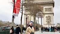 Dalam wisatanya ke Paris, Ayu juga menyempatkan ke monumen terkenal di kota ini, Arc de Triomphe, di ujung barat jalan Champs-Elysees. (Ayu Maulida/Instagram)