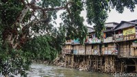 Terihat bambu yang masih digunakan untuk tiang-tiang rumah di bantaran kali Ciliwung. Imam Kurniawan