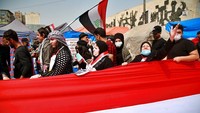 Wabah virus corona yang tengah melanda berbagai negara di dunia tak menyurutkan semangat sejumlah warga di Irak untuk ikut serta memperingati Hari Perempuan Internasional di kawasan Tahrir Square, Baghdad, Irak.