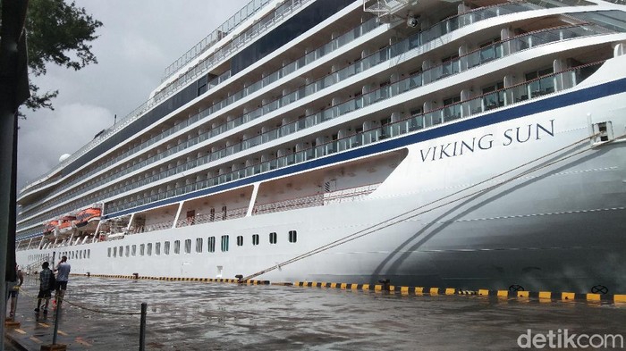 Kapal pesiar Viking Sun saat bersandar di Pelabuhan Benoa, Bali (Angga Riza/detikcom)
