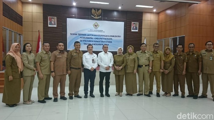 Gubsu Edy Rahmayadi menyerahkan laporan keuangan ke BPK Sumut (Ahmad Arfah/detikcom)