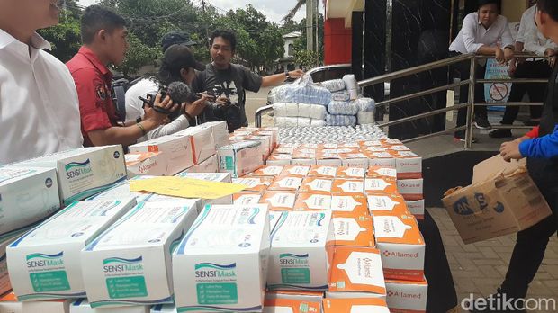 Barang bukti yang disita polisi dari komplotan penimbun dan pembuat masker ilegal.
