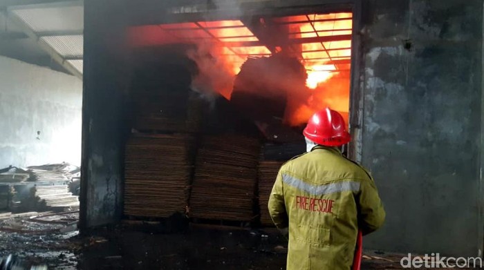 Kebakaran pabrik pengolahan kayu di Sukabumi