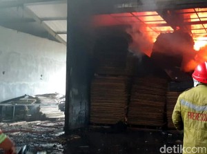 Api Lalap Pabrik Pengolahan Kayu di Sukabumi