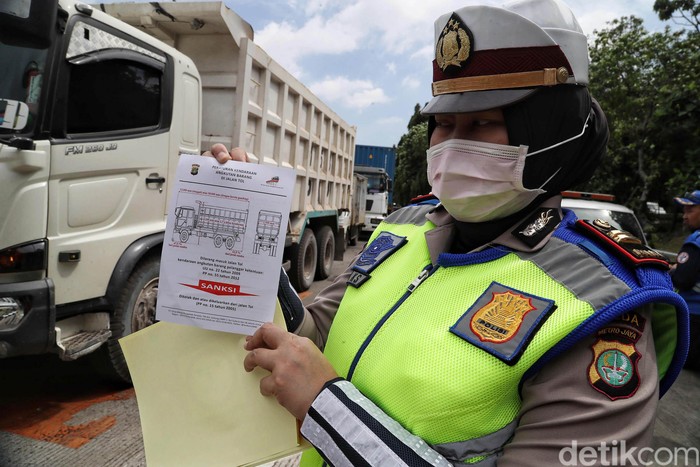 Dalam rangka menciptakan jalan Indonesia bebas truk Over Dimension Over Load (ODOL) Kemenhub melakukan pembatasan jalur yang tegas untuk truk obesitas. Pembatasan truk ODOL diberlakukan mulai hari ini, Senin (9/3/2020) dari tol Tanjung Priok (Jakarta) sampai Bandung.