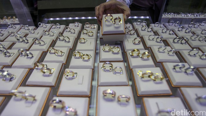 Harga Emas Meroket di Tengah Isu corona Di tengah ketidakpastian global dan isu virus corona yang melanda dunia, harga emas terus merangkak naik. Harga emas kini berada di level Rp 851.000 per gram.