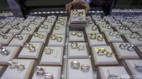Harga logam mulia atau emas batangan Antam hari ini naik Rp 26.000. 