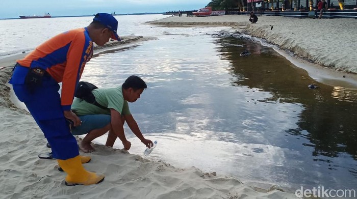 Tumpahan minyak ditemukan di Teluk Balikpapan (Suriyatman/detikcom)
