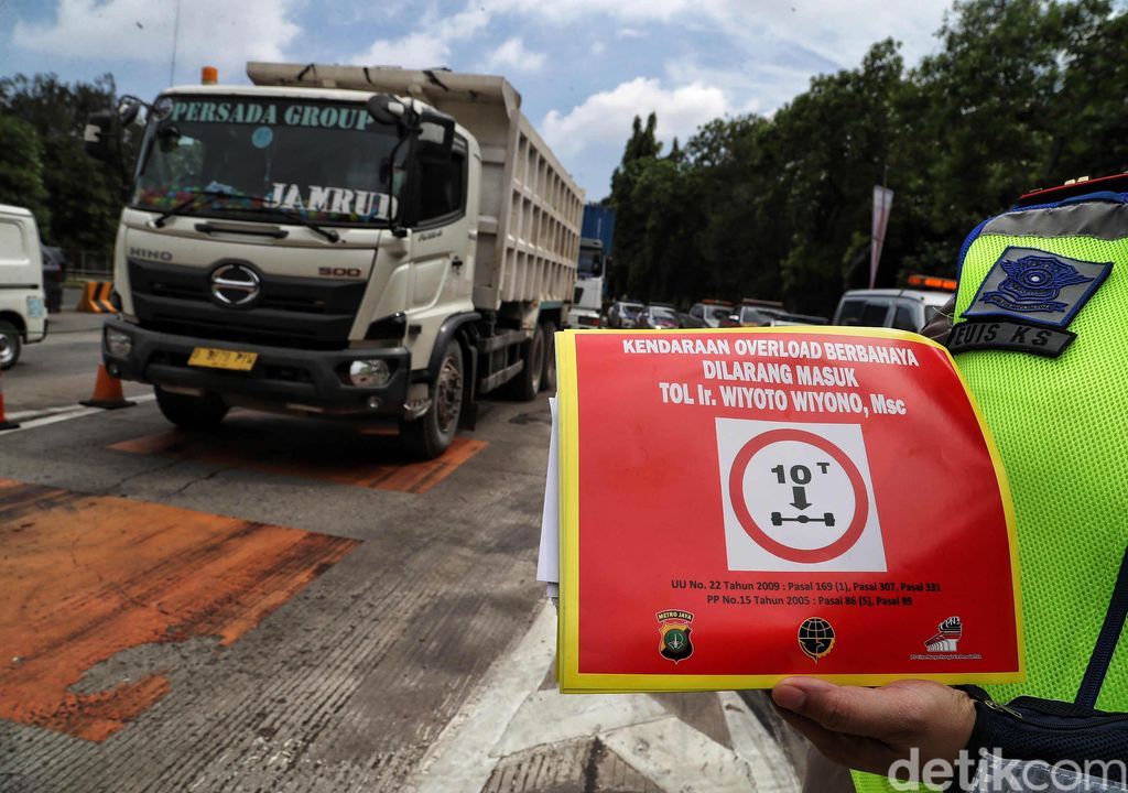 Dalam rangka menciptakan jalan Indonesia bebas truk Over Dimension Over Load (ODOL) Kemenhub melakukan pembatasan jalur yang tegas untuk truk obesitas. Pembatasan truk ODOL diberlakukan mulai hari ini, Senin (9/3/2020) dari tol Tanjung Priok (Jakarta) sampai Bandung.