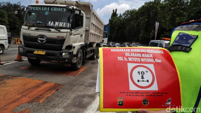 Dalam rangka menciptakan jalan Indonesia bebas truk Over Dimension Over Load (ODOL) Kemenhub melakukan pembatasan jalur yang tegas untuk truk obesitas. Pembatasan truk ODOL diberlakukan mulai hari ini, Senin (9/3/2020) dari tol Tanjung Priok (Jakarta) sampai Bandung.