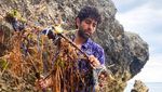 Tak Takut Kotor! Aktor Hollywood Bersihkan Pantai Bali