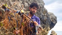 Ternyata, dia adalah seorang duta PBB untuk lingkungan hidup. (Adrian Grenier/Instagram)
