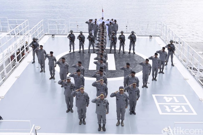Kepala Badan Keamanan Laut (Bakamla) RI Laksdya TNI Aan Kurnia, S.Sos., M.M. saat memberikan pengarahan dan semangat kepada personel kapal patroli Bakamla RI KN Pulau Nipah-321 sebelum berlayar menuju daerah operasi Laut Natuna Utara, di dermaga Selat Lampa, Kabupaten Natuna, Kepulauan Riau, Sabtu sore (7/3/2020).