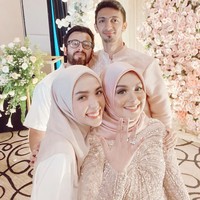 Hubungan Vebby dan Razi merupakan hasil dari perjodohan sahabatnya Hamidah Rachmayanti yang dikenal sebagai influencer berhijab.  Foto: Instagram