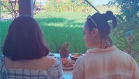 Habiskan waktu berkualitas bareng anak sulung, Ririn pilih makan di restoran berpemandangan alam. Keduanya tengah berlibur ke Bali. Foto: Instagram ririnekawati