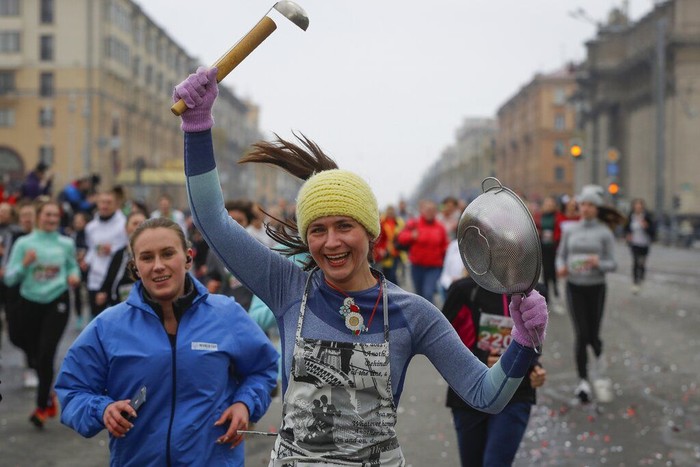 Beragam kegiatan menarik digelar guna memperingati Hari Perempuan Internasional di Belarus. Salah satu kegiatan yang ramai diikuti warga adalah lomba lari.