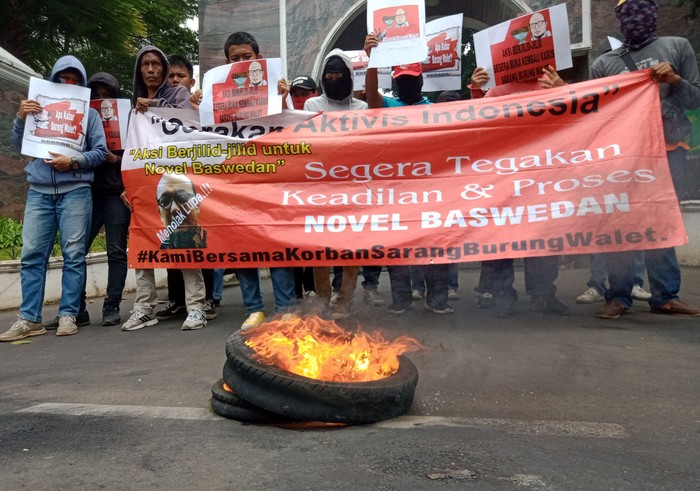 Massa Aksi Novel Bakar Ban di Depan Kejagung Sudah 12 kali Massa ini menggelar Aksi di Depan Kantor Kejaksaan Agung RI meminta untuk melanjutkan kasus Novel Baswedan soal Sarang Burung Walet di buka kembali.
