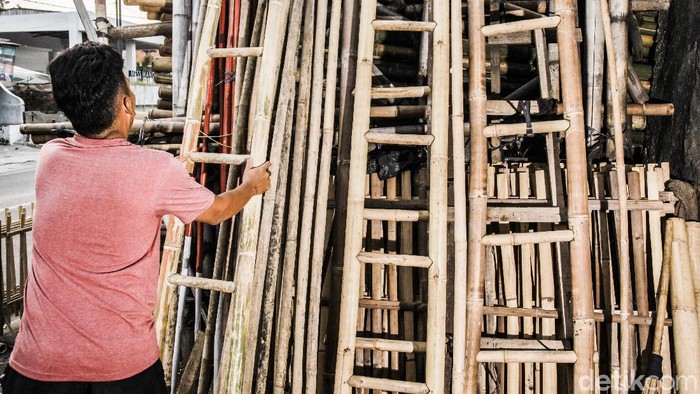 Pedagang bambu di Manggarai masih eksih hingga kini, Ardhi merupakan generasi ke tiga berjualan bambu di kawasan itu, Jakarta.