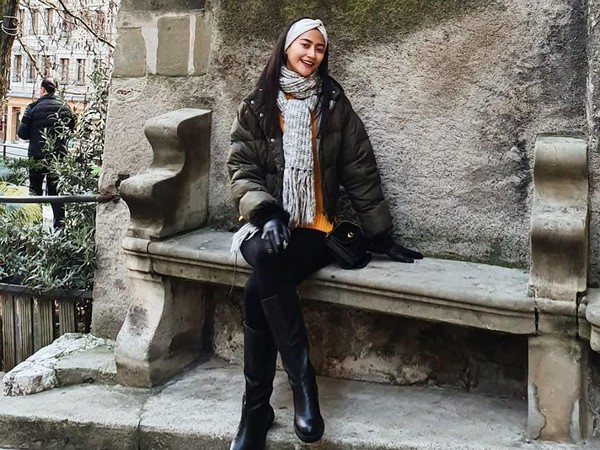 Mengenakan bandana andalannya serta syal dan jaket tebal, Ayu berpose cantik di kota Geneva, Switzerland. (Ayu Maulida/Instagram)