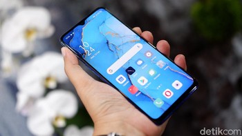 Layarnya cukup lapang dengan bagian atas terdapat notch tetesan air. Foto: Adi Fida Rahman/detikINET