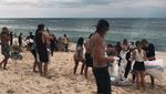 Tak Takut Kotor! Aktor Hollywood Bersihkan Pantai Bali