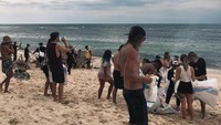 Orang-orang di sekitar pantai ikut membersihkan pantai bersama Adrian. (Kellyswarung/instagram)