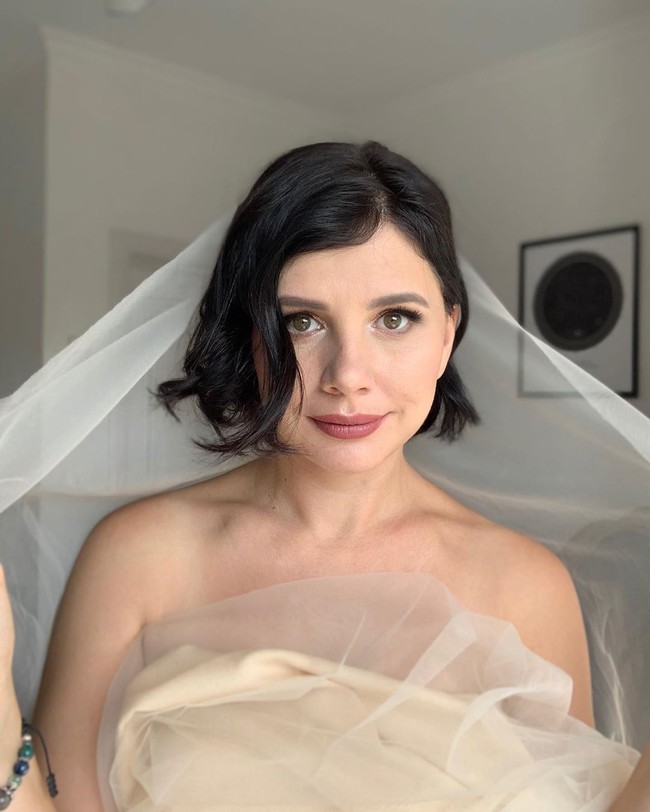 “Saya tidak bisa tidur pada suatu malam ketika itu saya mendengar mereka berhubungan seks. Lalu saya mengerti bahwa Marina berselingkuh dengan putraku, setelah beberapa menit Maria datang dan berbaring di sampingku. Saya tidak mengatakan apa pun padanya malam itu, ungkap Alexey. Foto: Instagram