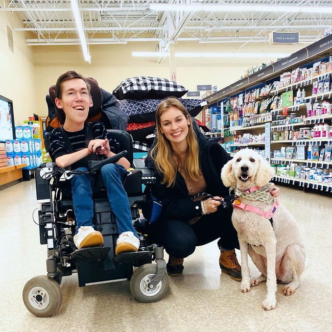 Sebelum bertemu dengan Hannah, sosok Shane sudah lebih dulu dikenal di media sosial. Dia memiliki blog yang populer karena isinya membahas penyakitnya dari sisi homor. Laughing at My Nightmare demikian nama blog Shane. Begitu populernya blog tersebut sampai bisa membuat Shane mendirikan organisasi non profit untuk penderita penyakit distrofi otot sepertinya. Foto: Instagram @hannahayl