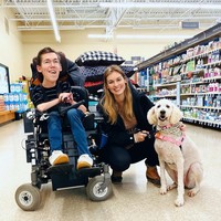 Sebelum bertemu dengan Hannah, sosok Shane sudah lebih dulu dikenal di media sosial. Dia memiliki blog yang populer karena isinya membahas penyakitnya dari sisi homor. Laughing at My Nightmare demikian nama blog Shane. Begitu populernya blog tersebut sampai bisa membuat Shane mendirikan organisasi non profit untuk penderita penyakit distrofi otot sepertinya. Foto: Instagram @hannahayl