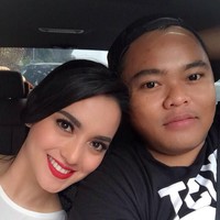 Ririn Ekawati dan Indra Tri Yudha sudah kerja bareng sejak 2014. Sejak 2014 itu juga Ririn dan Indra sama-sama kerap mengunggah kebersamaan mereka di media sosial. Foto di dalam mobil ini salah satunya. Thank you for everything my 🐘😘 Sehat trus Kita ber2 biar bisa kerja 🙏 bismillah, tulis Ririn di Instagram. Bintang film Bodyguard Ugal-ugalan itu menyebut sang asisten dengan sapaan akrab gajah. Foto: Instagram