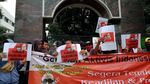 Massa Aksi Novel Bakar Ban di Depan Kejagung