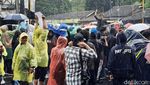 Massa GejayanMemanggilLagi Demo di Bawah Guyuran Hujan