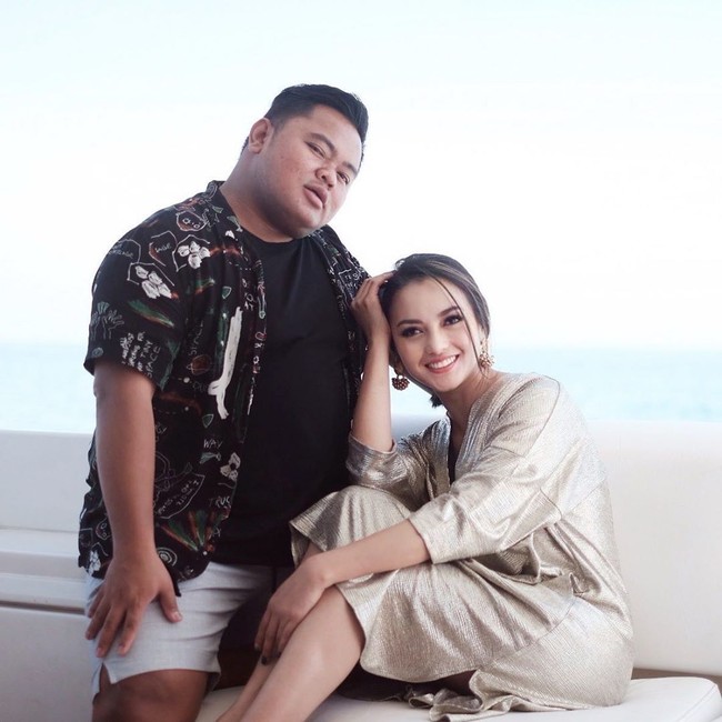 Setelah suaminya, Ferry Wijaya meninggal dunia pada 2017, Ririn Ekawati memilih Indra sebagai teman travellingnya ke berbagai belahan dunia. My Travel sister All the time, begitu Ririn menulis pada keterangan foto yang memperlihatkan kebersamaannya dengan Indra saat naik sebuah yatch di Dubai. Foto: Instagram