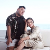 Setelah suaminya, Ferry Wijaya meninggal dunia pada 2017, Ririn Ekawati memilih Indra sebagai teman travellingnya ke berbagai belahan dunia. My Travel sister All the time, begitu Ririn menulis pada keterangan foto yang memperlihatkan kebersamaannya dengan Indra saat naik sebuah yatch di Dubai. Foto: Instagram